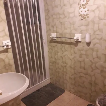 Δωμάτια σε οικογενειακή κατοικία Casa Pineta *